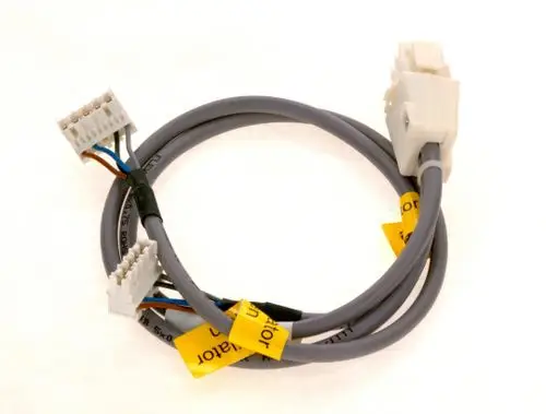 BOSCH Gebläseleitung mit mehreren Steckverbindern und farblich codierten Drähten, die zur elektrischen Verbindung in Geräten dienen.